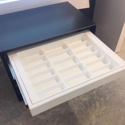 Cassettiere e Boiserie per occhialicon scocca in lamiera acciaio con 5 cassetti con toppe bianche e Couvettes Termostampata Bianca