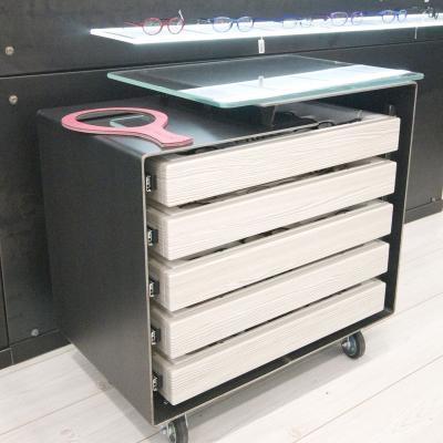 Cassettiere e Boiserie per occhiali con scocca in lamiera acciaio con 5 cassetti con toppe bianche