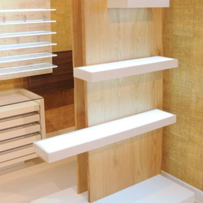 Sistemi Vetrine per occhiali Vetrina Florence con base in PVC bianco, fondale in castagno e mensole bianche
